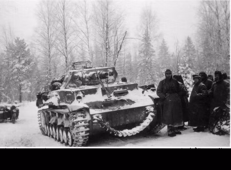 “Khi được hỏi điều gì tôi nhớ nhất về cuộc chiến, tôi luôn trả lời: Trận chiến ở Moscow. Trong những điều kiện khắc nghiệt, không thể tha thứ, quân đội của chúng tôi đã cứng rắn, trưởng thành và được trang bị những thiết bị chiến đấu tối thiểu cần thiết, đã biến từ một lực lượng phòng thủ đang rút lui thành một lực lượng tấn công mạnh mẽ ... nền tảng đã được đặt cho sự thất bại sau đó của Đức Quốc xã, ” Nguyên soái Georgy Zhukov đã viết trong hồi ký của mình "Hồi ức và Suy ngẫm". Nguồn ảnh: RBTH.