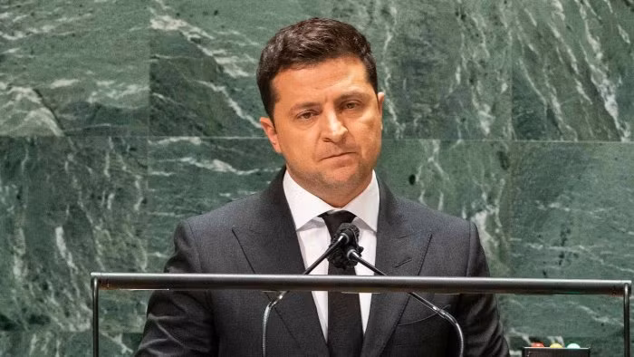 “Nhà sản xuất tuyên bố rằng bản thân vòm radar nhẹ hơn nhờ các thành phần Shmel-M hiện đại. Nó cũng đạt hiệu quả cao hơn vì có thể theo dõi các mục tiêu trên không ở khoảng cách 650 km và mục tiêu mặt đất ở cự ly 300 km. Lại có thể đồng thời theo dõi khoảng 300 mục tiêu trên mặt đất hoặc 40 mục tiêu trên không” – theo ông Episkopos.