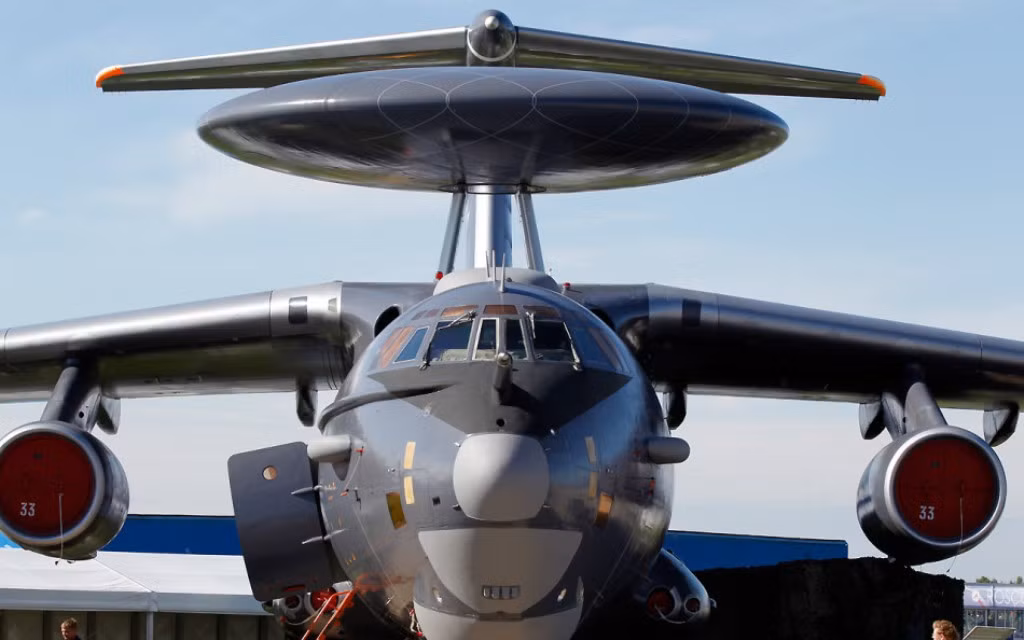 Về A-50U, máy bay này được thiết kế để phát hiện, theo dõi và xác định các mục tiêu trên không, đất liền hay cả trên biển. Máy bay này sẽ cung cấp thông tin đầy đủ về các mục tiêu cho sở chỉ huy để triển khai tác chiến.