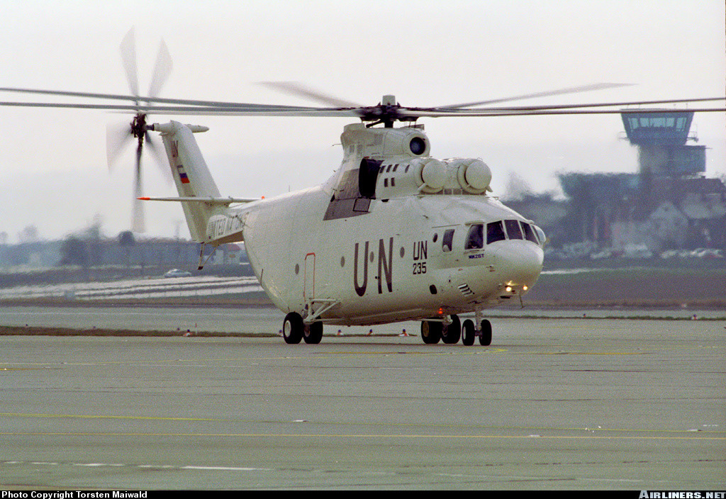 Với số tải trọng đồ sộ trên, Mi-26 có thể chở theo tới 85 lính bộ binh hoặc 70 lính dù với đầy đủ vũ trang trong carbin, còn nếu thực hiện nhiệm vụ tìm kiếm – cứu nạn, các Mi-26 có thể mang theo 60 người bị thương trên cáng.