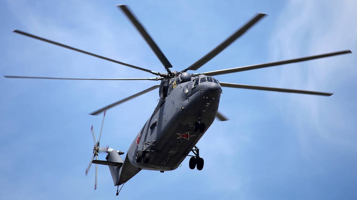 Và mặc dù có trọng lượng nặng nề là thế, nhưng nhờ sự trang bị của 2 bộ động cơ tuabin với lực đẩy mạnh mẽ, Mi-26 vẫn đảm bảo sự cơ động của mình ở trạng thái tối ưu, với vận tốc tối đa đạt 295km/h, phạm vi hoạt động trong vòng 500km với trần bay tối đa là 4.600m.