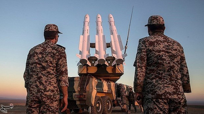 Và vào thứ Năm vừa qua, Tehran đã chính thức bắt đầu cuộc tập trận phòng không quy mô lớn này.Cuộc tập trận này của Iran mang tên “Người bảo vệ bầu trời Velayat 99” và được diễn ra tại các địa điểm khác nhau trên cả nước cùng lúc.