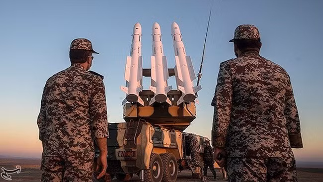 Và vào thứ Năm vừa qua, Tehran đã chính thức bắt đầu cuộc tập trận phòng không quy mô lớn này.Cuộc tập trận này của Iran mang tên “Người bảo vệ bầu trời Velayat 99” và được diễn ra tại các địa điểm khác nhau trên cả nước cùng lúc.