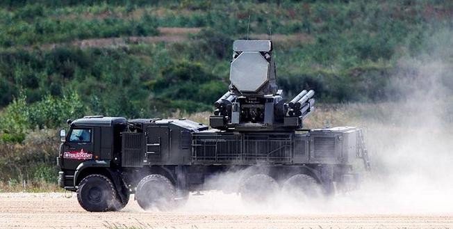 Còn về hệ thống tên lửa phòng không Pantsir-S1 (hiệu NATO: SA-22 Greyhound), đây là một hệ thống tên lửa đất đối không tầm trung tự hành, hay pháo tự hành của Nga.