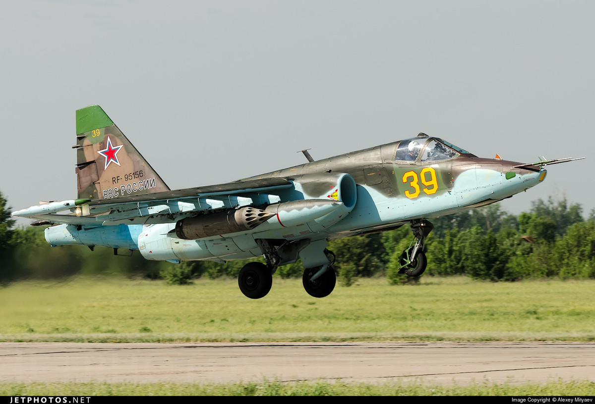 Không chỉ riêng mẫu tiêm kích trên, Không quân Ukraine còn mất đi một chiếc cường kích Su-25 của mình do bị hệ thống phòng không tên lửa Nga bắn hạ, đây là một vũ khí chống tăng cực kỳ hiệu quả từ thời Liên Xô cũ. Nguồn ảnh: airliners.net.