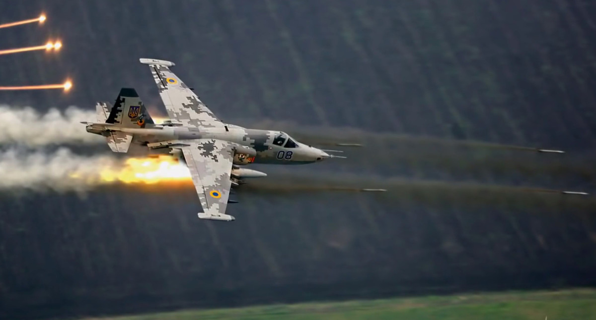 Mỗi chiếc cường kích Sukhoi Su-25 có thể mang theo mình tới 4,4 tấn bom và tên lửa trên 11 điểm treo, ngoài ra còn có sự xuất hiện của khẩu pháo nòng đôi GSh-30-2 cỡ nòng 30mm với 250 viên đạn, có thể nói là tối ưu trong tình trạng chiến sự hiện nay tại Kiev. Nguồn ảnh: theaviationist.com.