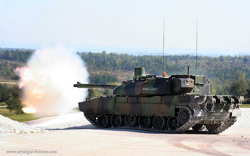 Ngoài ra, Leclerc còn được trang bị súng máy M2HB đồng trục cỡ nòng 12,7mm với 1.000 viên đạn và súng máy cỡ nòng 7,62mm với 3.000 viên đạn - đây là các loại hỏa lực cực kỳ hữu hiệu để đối phó với các mục tiêu tầm gần, bộ binh đối phương hay thậm chí là cả trực thăng.