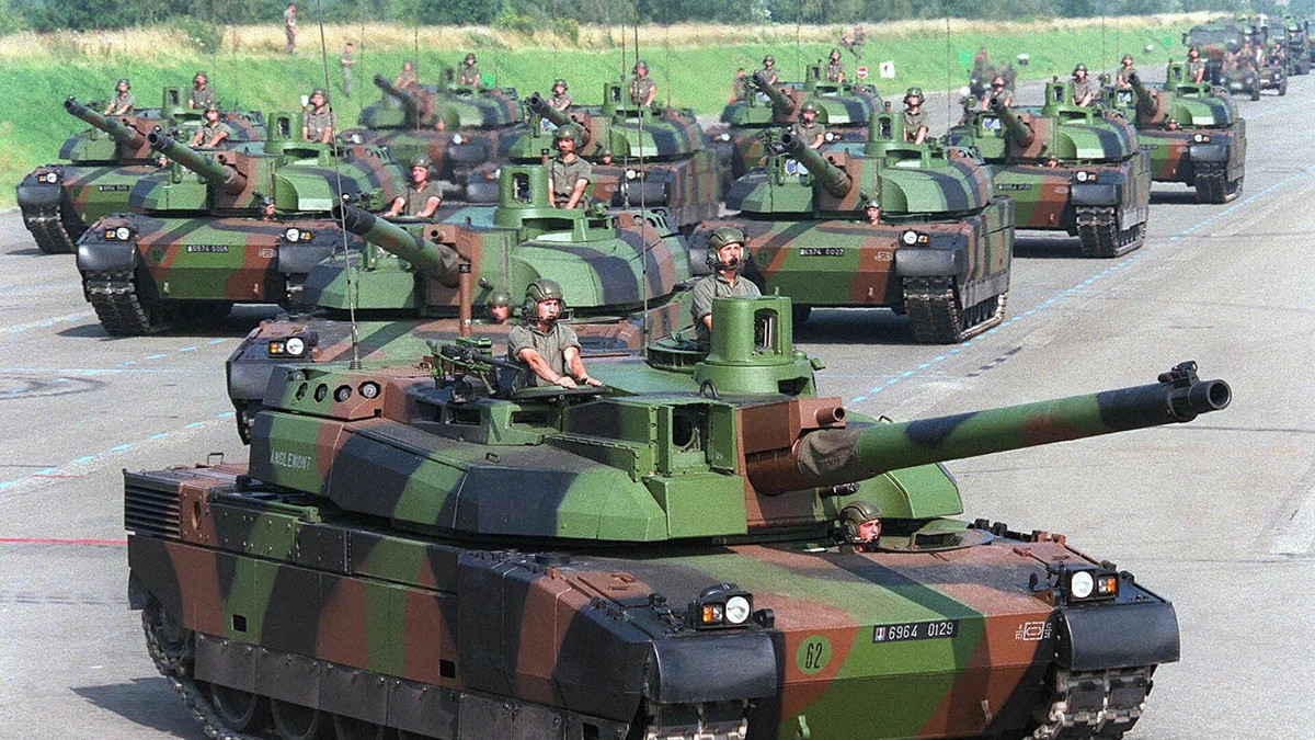 Leclerc S2 là phiên bản cải tiến của dòng xe tăng Leclerc. Sửa đổi này được thiết kế để hoạt động ở nhiệt độ không khí cao. Đây là một trong những mẫu xe tăng tốt nhất trên thế giới hiện nay. Leclerc không chỉ được quân đội Pháp sử dụng, mà cả ở UAE. 