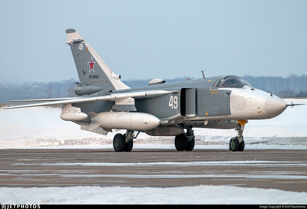 Cận cảnh chiếc "kiếm sĩ" Sukhoi Su-24MR của Nga. Được mệnh danh là "hung thần" của chiến hạm Mỹ.