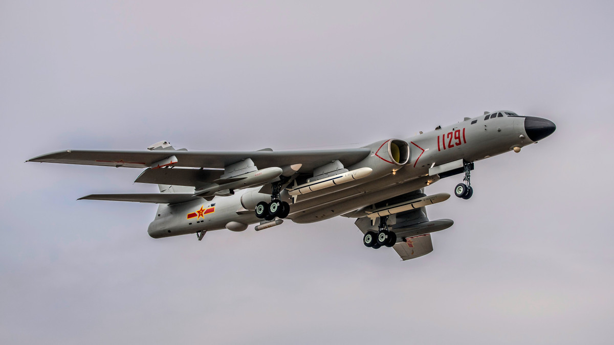 Ngoài các tên lửa diệt hạm phóng từ đất liền ra, Bắc Kinh còn được cho là đang phát triển loại tên lửa đạn đạo diệt hạm để phóng từ oanh tạc cơ H-6.