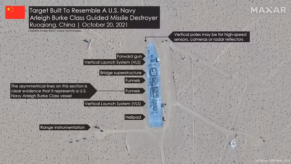 Vào ngày 7/11 vừa qua, trang tên USNI News của Mỹ đã công bố các ảnh vệ tinh về việc Trung Quốc đang xây dựng mô hình hàng không mẫu hạm và tàu khu trục này, chụp hôm 20/10.