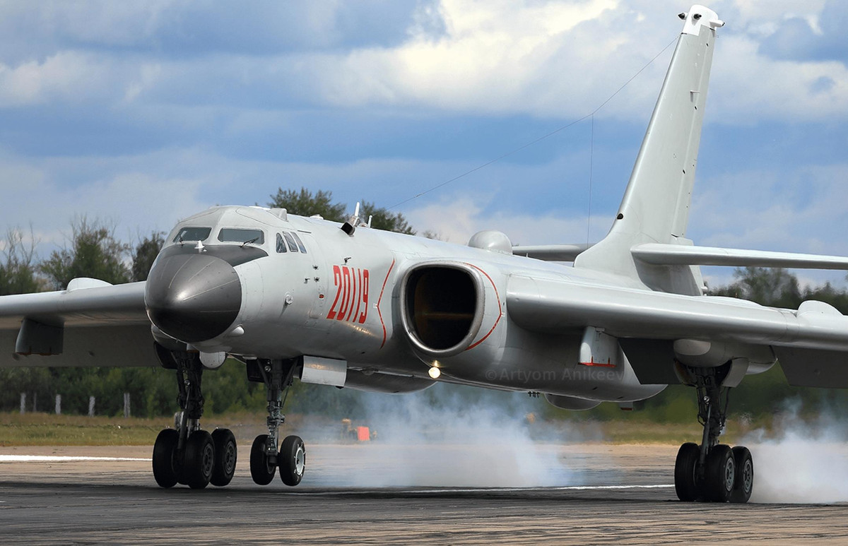 Các oanh tạc cơ chiến lược H-6 này là một phiên bản nội địa của Trung Quốc, được phát triển từ Tu-16 Tupolev của Liên Xô cũ.