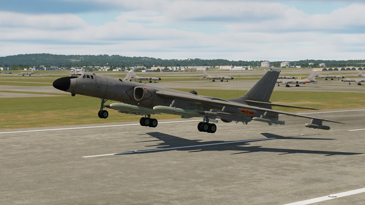 Trọng lượng cất cánh tối đa của H-6 đạt tới 95 tấn, với sự xuất hiện của hệ thống vũ khí đa dạng, đem lại cho máy bay ném bom này hỏa lực cực kỳ mạnh mẽ.