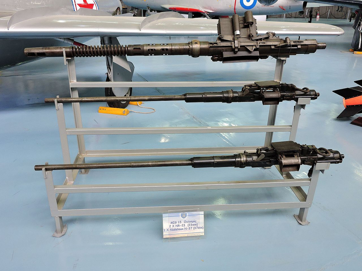 Ngoài ra, oanh tạc cơ H-6 này còn được trang bị với tới 7 khẩu pháo không quân NR-23 cỡ nòng 23mm ở các vị trí trải đều từ mũi, thân, đến đuôi của máy bay này, đem lại khả năng tự vệ tốt và phục vụ hỗ trợ tác chiến trên không.