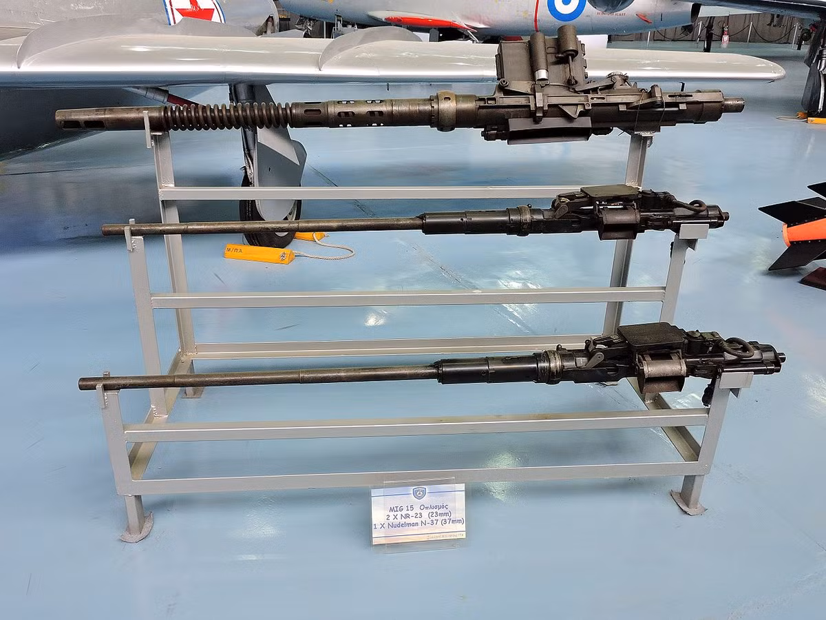 Ngoài ra, oanh tạc cơ H-6 này còn được trang bị với tới 7 khẩu pháo không quân NR-23 cỡ nòng 23mm ở các vị trí trải đều từ mũi, thân, đến đuôi của máy bay này, đem lại khả năng tự vệ tốt và phục vụ hỗ trợ tác chiến trên không.