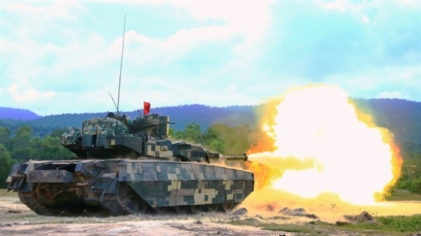 Vũ khí chính của T-84 là một pháo nòng trơn KBA-3 cỡ nòng 125mm với tới 46 viên đạn với uy lực lớn. Ngoài ra, để hỗ trợ tác chiến, trên Oplot còn có sự xuất hiện của súng máy KT-12.7 với 450 viên, một khẩu KT-7.62 đồng trục với 1250 viên đạn. Sự mạnh mẽ này hoàn toàn có thể giúp Oplot chiếm ưu thế trên mặt trận khi xe tăng này còn có tầm hoạt động tương đối xa, đạt 500km.