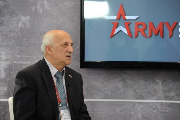 Theo một chuyên gia quân sự, ông Viktor Murakhovsky chia sẻ rằng, người Mỹ có lẽ đang quan tâm đến các phát triển mới của các chuyên gia Ukraine sử dụng trên nền tảng xe tăng cũ của Nga.