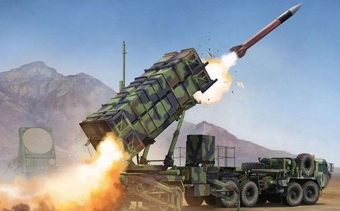 Các S-400 có hiệu NATO là SA-21 Growler, hệ thống này có khả năng tích hợp với các hệ thống tác chiến điện tử, đồng nghĩa việc kết hợp với độ phủ đa tầng của mình, các chiến đấu cơ tàng hình hay máy bay chiến đấu điện tử không thể lại gần nó.