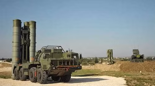 Còn về các tên lửa S-400 Triumf của Nga, đây là một hệ thống phòng không tên lửa tầm xa của Nga, nhưng thực sự chính xác thì phải là một hệ thống phòng không đa tầm của nước này, vì nó mang khả năng tiêu diệt các mục tiêu từ tầm rất gần cho tới tối đa là 400km.