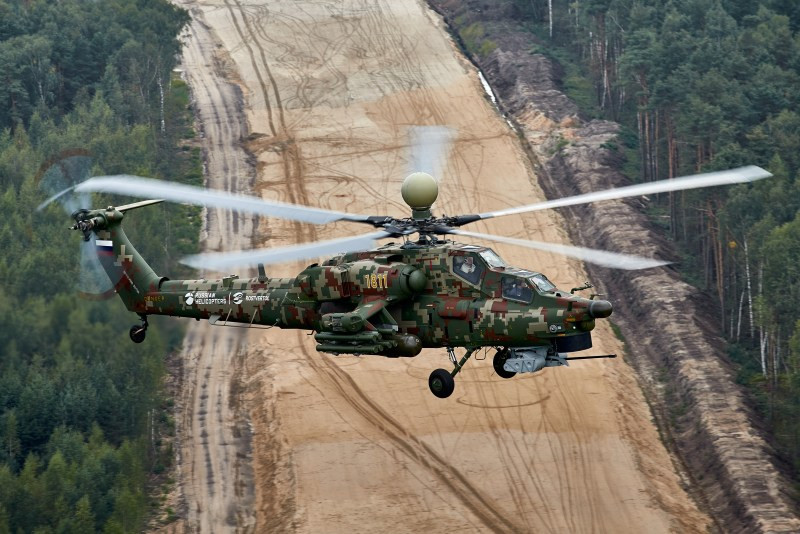 Ngoài các động tác nhào lộn “khó nhằn”, phi công của Mi-28NE còn mang lại những cảnh khi trực thăng chiến đấu này hoạt động cơ động trong tác chiến, cho thấy khả năng linh hoạt của “thợ săn đêm” là không cần bàn cãi.