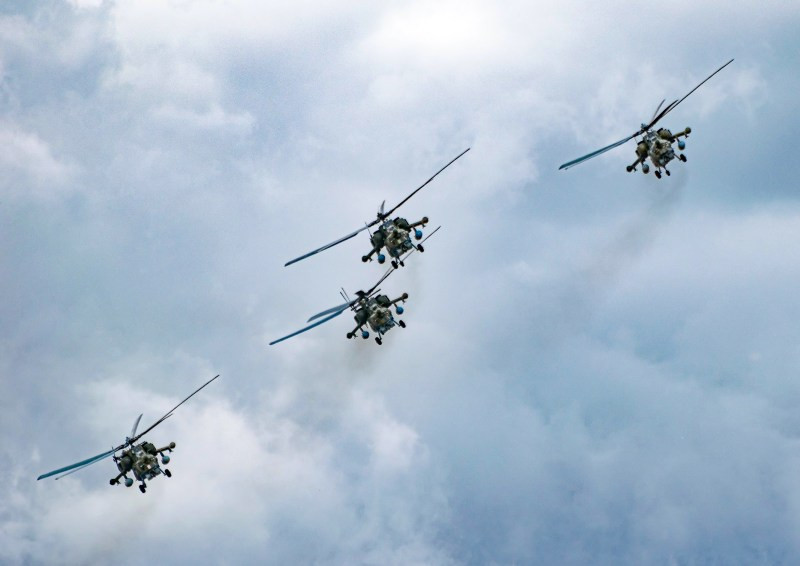 Vào hôm qua, ngày 15/11, các “thợ săn đêm” của Nga đã có một màn biểu diễn đẹp mắt, phô diễn hết những khả năng tuyệt vời của mình ngay trên một sa mạc nóng bỏng, bên bờ Vịnh Ba Tư.