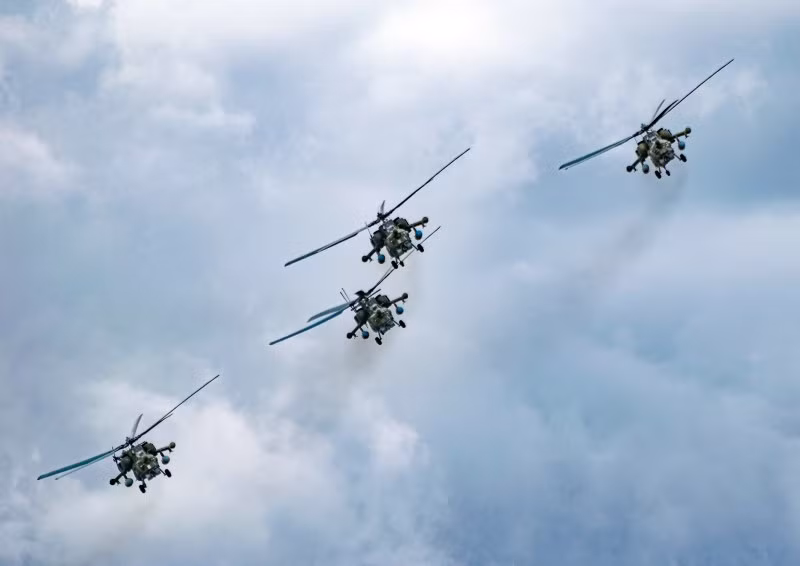 Vào hôm qua, ngày 15/11, các “thợ săn đêm” của Nga đã có một màn biểu diễn đẹp mắt, phô diễn hết những khả năng tuyệt vời của mình ngay trên một sa mạc nóng bỏng, bên bờ Vịnh Ba Tư.