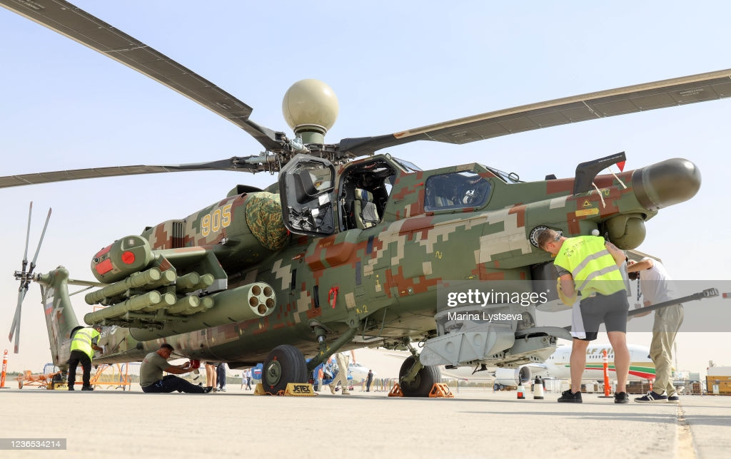 Trong khuôn khổ của triển lãm hàng không Dubai Airshow 2021, một phiên bản cải tiến mới nhất của trực thăng chiến đâu Mil Mi-28NE thuộc biên chế Không quân Nga đã xuất hiện. Đây cũng là lần đầu tiên “thợ săn đêm” Nga xuất hiện tại nước ngoài, trong hành trình bay của nó.