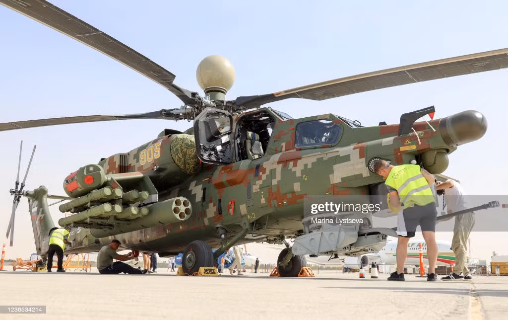 Trong khuôn khổ của triển lãm hàng không Dubai Airshow 2021, một phiên bản cải tiến mới nhất của trực thăng chiến đâu Mil Mi-28NE thuộc biên chế Không quân Nga đã xuất hiện. Đây cũng là lần đầu tiên “thợ săn đêm” Nga xuất hiện tại nước ngoài, trong hành trình bay của nó.