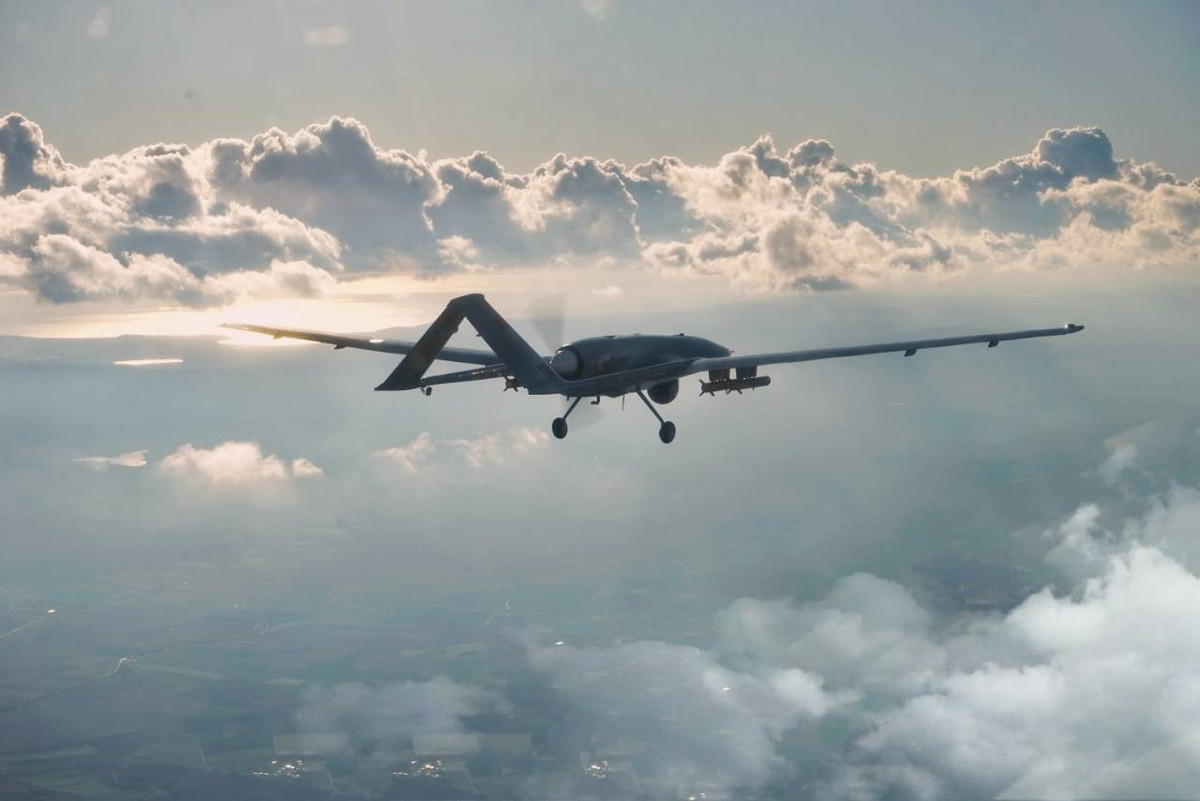 Tuy là mang theo tên lửa chống tăng cho mục đích hổ trợ hoả lực trên chiến trường khá nặng nề (với mỗi tên lửa chống tăng UMTAS nặng 37kg), song UAV Bayraktar TB2 vẫn đảm bảo được tính cơ động cần có của mình với bộ động cơ đốt trong Rotax 912 công suất đạt 100 mã lực. Nguồn ảnh: en.topwar.ru.