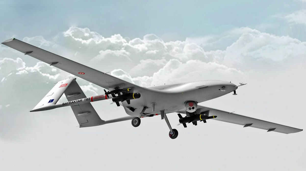 Vì sao gọi mẫu máy bay không người lái tấn công chiến thuật Bayraktar TB2 là mẫu UAV số 1 của Ukraine phải kể đến sức mạnh của chúng, UCAV Bayraktar TB2 đã từng lập kỷ lục thế giới về máy bay không người lái thuộc hạng chiến thuật tầm trung về thời lượng bay, đạt tới 24 giờ 34 phút bền bỉ ở độ cao 8km. Nguồn ảnh: raillynews.com.