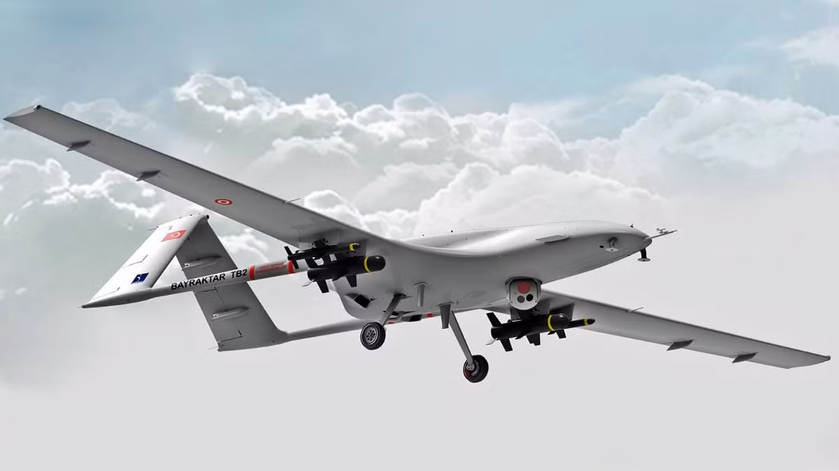 Vì sao gọi mẫu máy bay không người lái tấn công chiến thuật Bayraktar TB2 là mẫu UAV số 1 của Ukraine phải kể đến sức mạnh của chúng, UCAV Bayraktar TB2 đã từng lập kỷ lục thế giới về máy bay không người lái thuộc hạng chiến thuật tầm trung về thời lượng bay, đạt tới 24 giờ 34 phút bền bỉ ở độ cao 8km. Nguồn ảnh: raillynews.com.