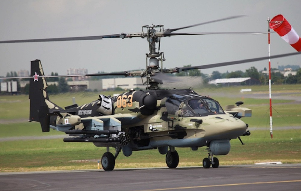 Còn về Kamov Ka-52M, đây là một phiên bản được Nga cải tiến cho các trực thăng chiến đấu Ka-52 “Cá sấu” của mình sau nhiều kinh nghiệm rút ra từ mặt trận thực tế, được nâng cấp nhiều về mặt kỹ thuật điện tử hàng không như radar và hệ thống tác chiến, đem lại tầm chiến đấu mở rộng hơn.