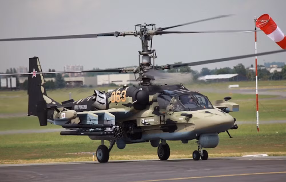 Còn về Kamov Ka-52M, đây là một phiên bản được Nga cải tiến cho các trực thăng chiến đấu Ka-52 “Cá sấu” của mình sau nhiều kinh nghiệm rút ra từ mặt trận thực tế, được nâng cấp nhiều về mặt kỹ thuật điện tử hàng không như radar và hệ thống tác chiến, đem lại tầm chiến đấu mở rộng hơn.