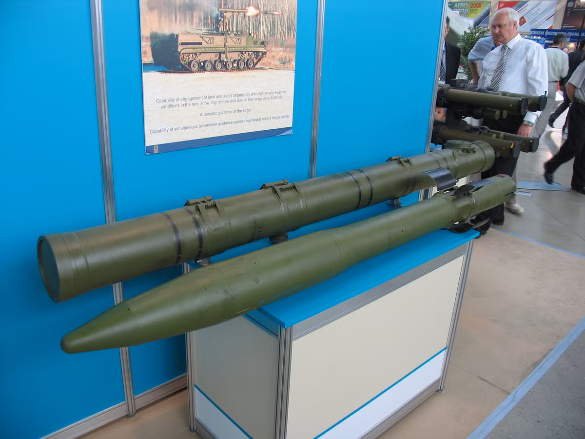 Còn để lý giải lý do mà tên lửa chống tăng Khrizantema của Nga là một trong những nền tảng vũ khí tên lửa chống tăng mạnh nhất thế giới, có thể kể đến rằng, đây là loại tên lửa duy nhất trong số những tên lửa dẫn đường của Nga có thể được dẫn đường bằng laser hoặc radar trên tuỳ phiên bản.