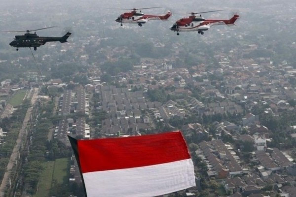 Trên bầu trời thủ đô, 18 máy bay chiến đấu và 8 máy bay trực thăng của Lực lượng Lục quân, Hải quân và Không quân Indonesia cũng đã trình diễn và mang theo những lá quốc kỳ cùng cờ biểu tượng quân đội Indonesia. Ảnh: QQ.