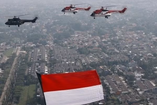 Trên bầu trời thủ đô, 18 máy bay chiến đấu và 8 máy bay trực thăng của Lực lượng Lục quân, Hải quân và Không quân Indonesia cũng đã trình diễn và mang theo những lá quốc kỳ cùng cờ biểu tượng quân đội Indonesia. Ảnh: QQ.