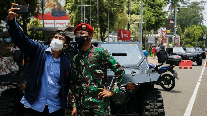 Nhiều người dân Jakarta, trong đó có các gia đình cùng trẻ em, đã tới chiêm ngưỡng, thích thú chụp ảnh kỷ niệm với các loại khí tài này. Ảnh: Tempo.co