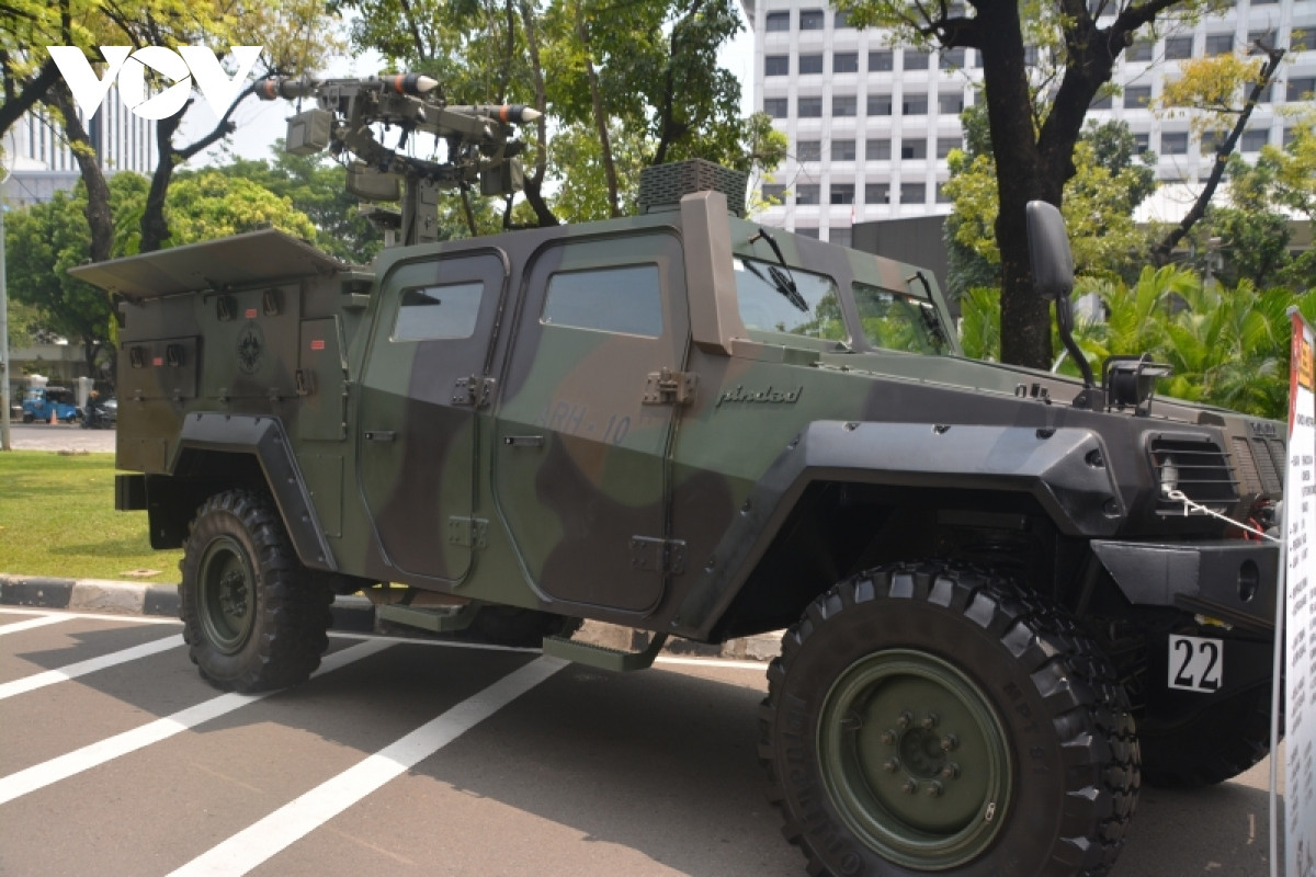 Xe bọc thép mang theo tên lửa. Ảnh: vov.vn