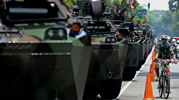 Bên ngoài Dinh Tổng thống, Quân đội Indonesia tổ chức triển lãm hơn 112 vũ khí chính của nước này.