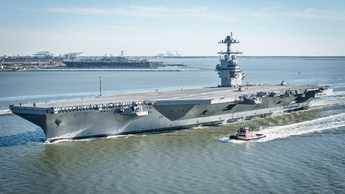 Trọng tải choán nước của USS Gerald R.Ford theo các thông tin hiện nay có được cho thấy, con tàu sở hữu một khối tải trọng khổng lồ lên tới trên 100.000 tấn khi đầy tải. Với chiều dài thân vào khoảng 337m, chiều cao lên tới 76m và sàn đáp máy bay của nó đạt khoảng 78m.