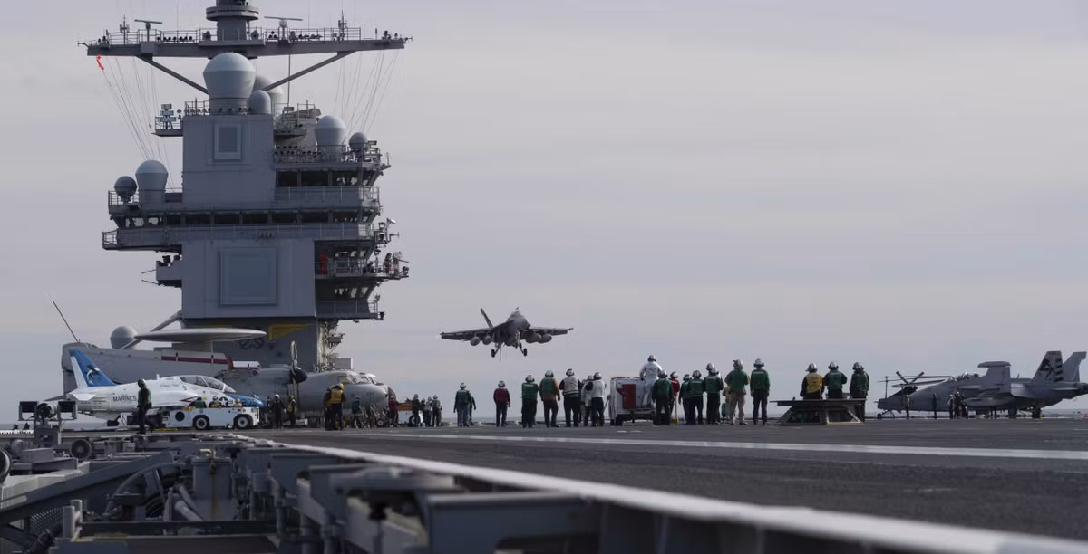 Ngoài ra, về sự hiện đại của USS Gerald R.Ford, con tàu được nâng cấp với những hệ thống điện tử hiện đại, cho phép tàu sân bay này sở hữu những khả năng như hệ thống “bắt máy bay” tiên tiến, giúp cho quy trình hạ cánh được cơ động tối đa, đồng thời giảm được số lượng thuỷ thủ đoàn xuất hiện trong công tác hỗ trợ.