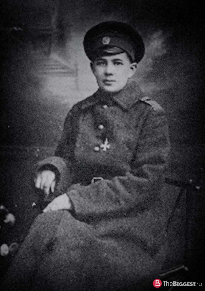 Biết rằng mình sẽ không bao giờ được phép ra tiền tuyến, Kira quyết định trốn thoát khỏi đây. Sau khi cắt ổ khóa và bán một phần tư trang cá nhân, cô đã có đủ tiền để mua một bộ quân phục.