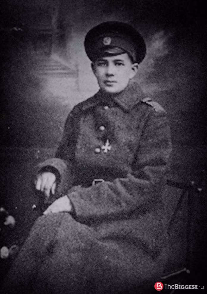 Biết rằng mình sẽ không bao giờ được phép ra tiền tuyến, Kira quyết định trốn thoát khỏi đây. Sau khi cắt ổ khóa và bán một phần tư trang cá nhân, cô đã có đủ tiền để mua một bộ quân phục.