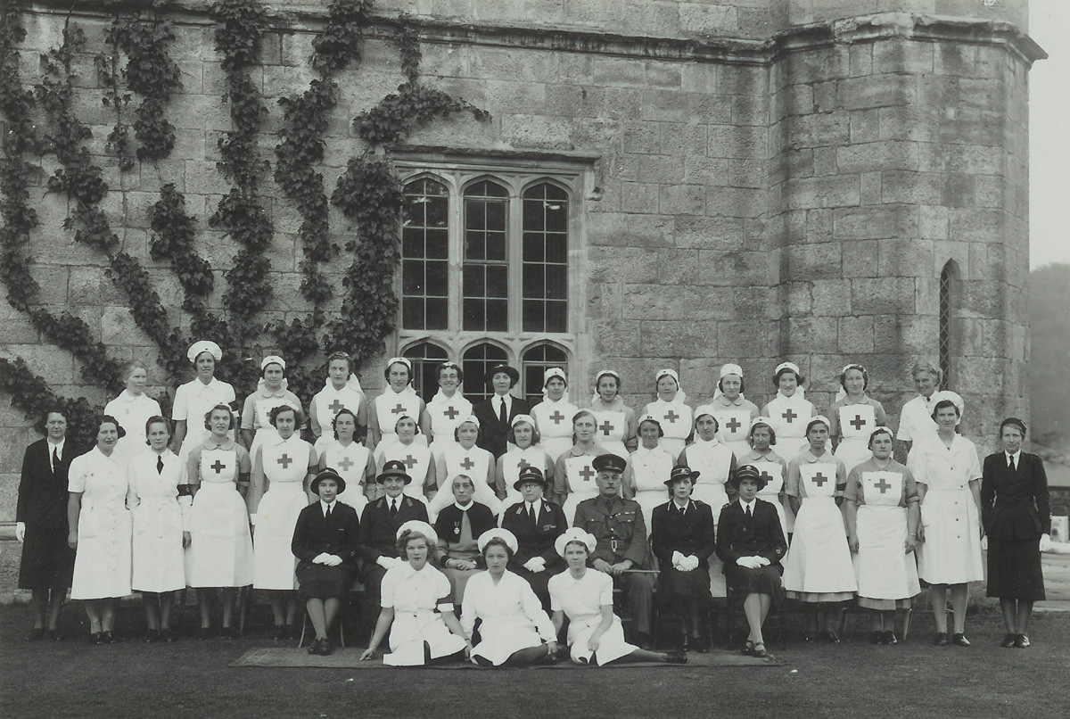 Trong vai trò là y tá cấp cao của bệnh viện quân sự Murmansk, cô chăm sóc cho những người lính bị thương, thường xuyên tiếp nhận những trường hợp xấu nhất. Cô thường hỗ trợ các bác sĩ phẫu thuật trong quá trình phẫu thuật giữa cuộc không kích của quân Đức đang diễn ra.