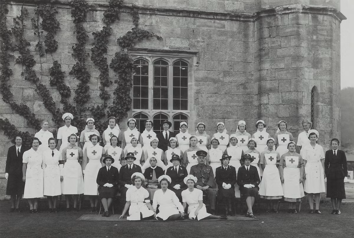 Trong vai trò là y tá cấp cao của bệnh viện quân sự Murmansk, cô chăm sóc cho những người lính bị thương, thường xuyên tiếp nhận những trường hợp xấu nhất. Cô thường hỗ trợ các bác sĩ phẫu thuật trong quá trình phẫu thuật giữa cuộc không kích của quân Đức đang diễn ra.