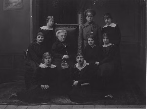 Cô đã tiết lộ mọi chuyện với những người thân yêu của mình trong những bức thư và gia đình không thể làm gì để ngăn cô, ngoài việc làm hòa với sự lựa chọn của cô gái.