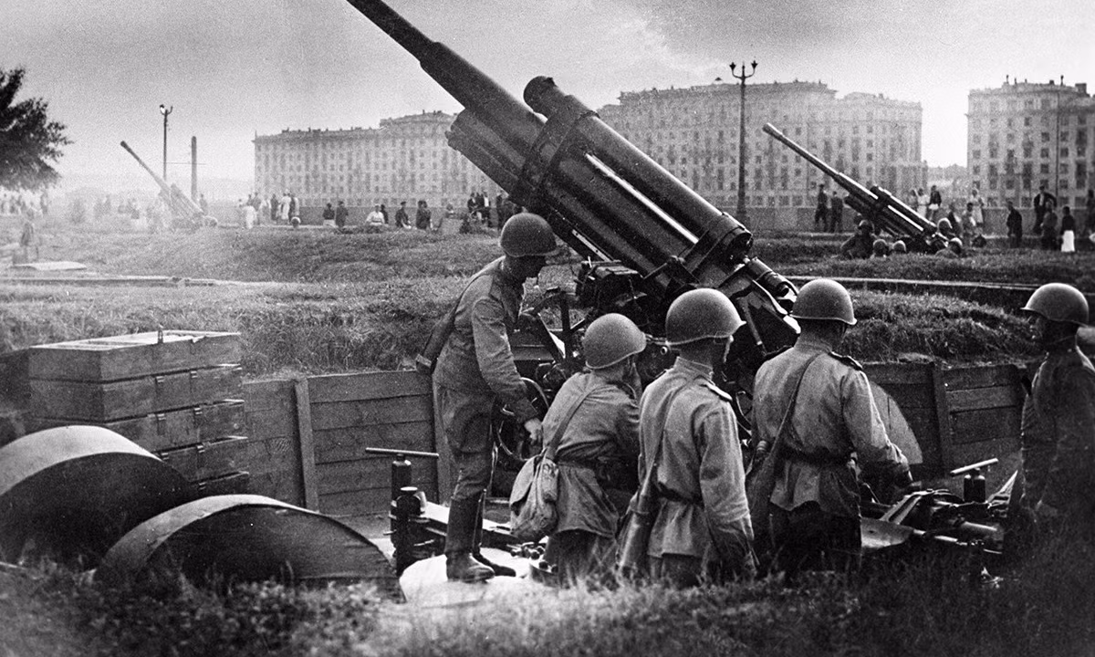 Khi Đức Quốc xã tấn công Liên Xô vào mùa hè năm 1941, Kira Bashkirova (lúc đó đã kết hôn với chồng và lấy họ Lopatina) lại một lần nữa tham chiến.