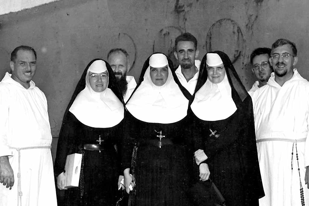 Vào thời nước Nga Sa hoàng tham gia Chiến tranh Thế giới thứ nhất, xã hội phần lớn có quan điểm rằng mặt trận không dành cho phụ nữ. Họ có thể trở thành các sơ và chăm sóc cho những người bị thương ở hậu phương, nhưng rất ít khi được tham gia ở phía trước tiền tuyến.