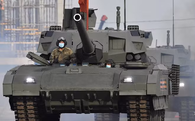 Chiếc T-14 Armata được trang bị ngoài giáp hỗn hợp đặc biệt và giáp phản ứng nổ thế hệ mới, chiếc xe tăng này còn được tích hợp hệ thống phòng vệ chủ động Afghanit, tạo ra 3 lớp lá chắn cực kỳ khó để xuyên phá. Nên có thể nói siêu tăng T-14 Armata vẫn rất đáng gờm.