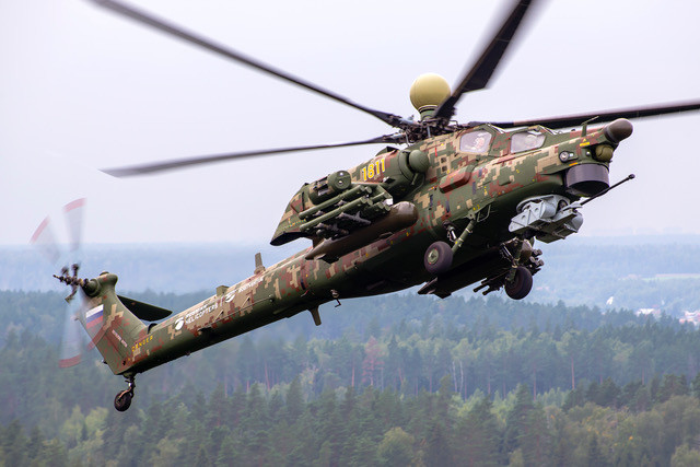 Hình ảnh Mi-28NE xuất kích, thực hiện một màn biểu diễn nhào lộn "đỉnh cao", phô diễn năng lực của mình trong khuôn khổ Dubai Airshow 2021.